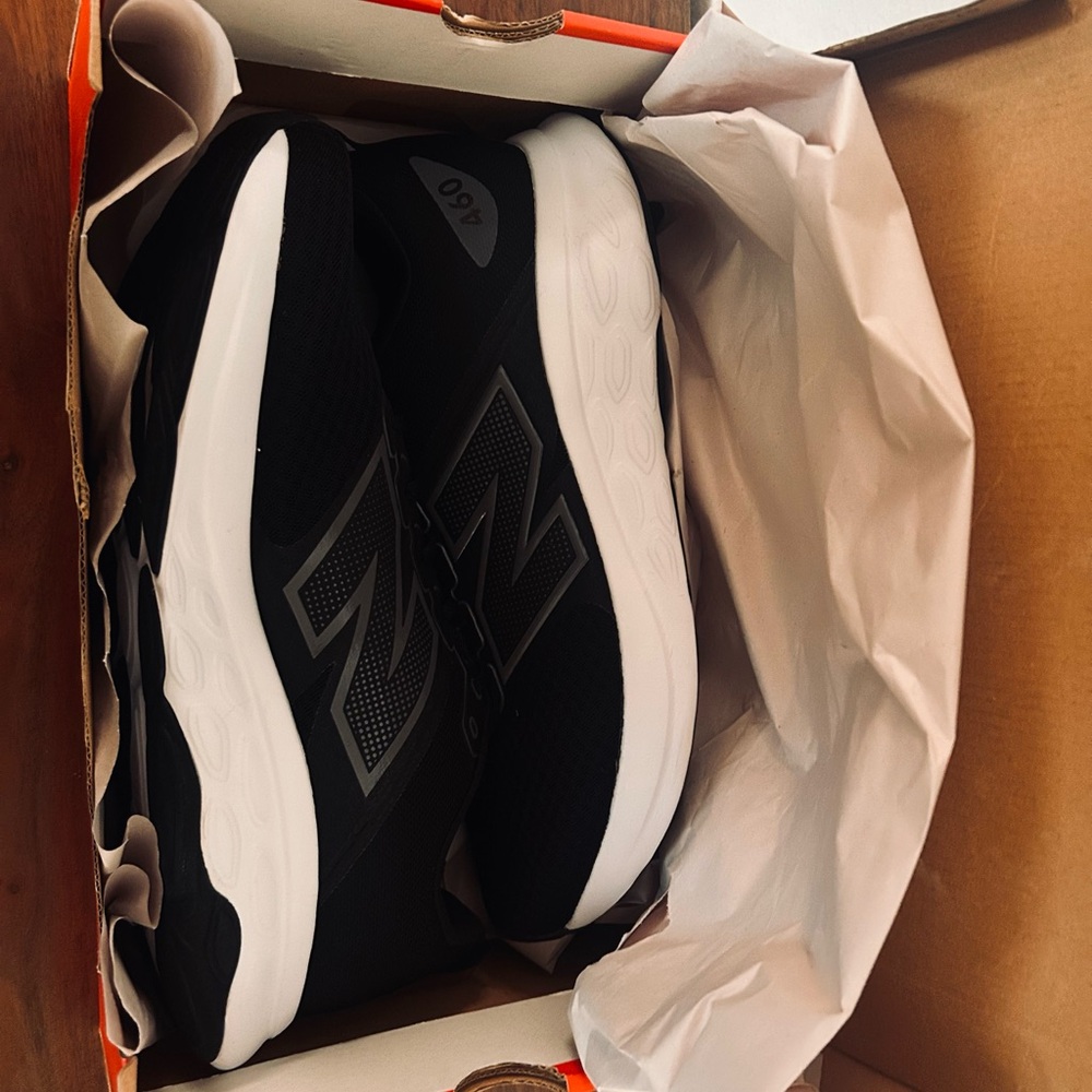 New Balance Men's Black and White Sneakers